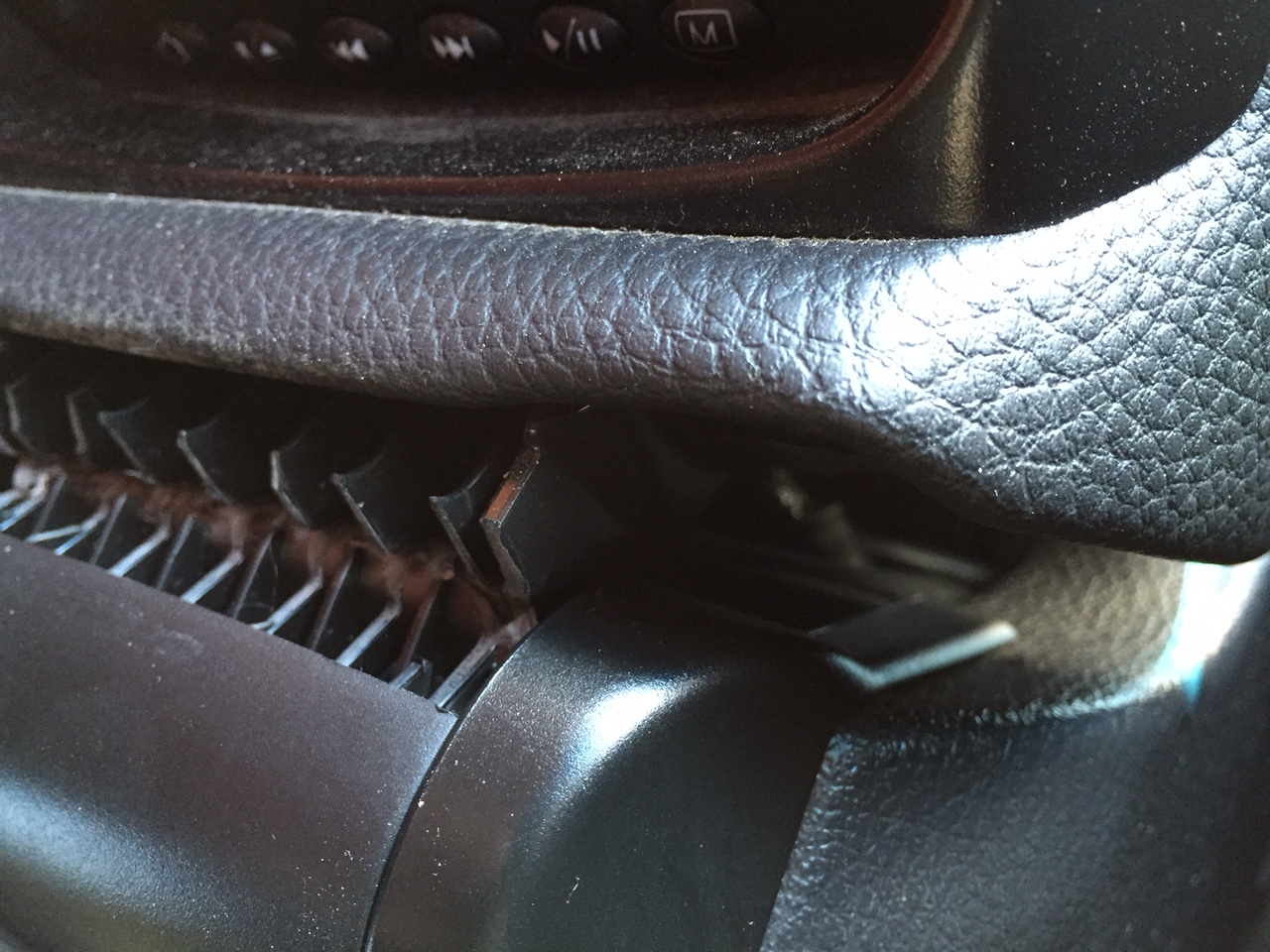 Broken center console lid with RSE SwedeSpeed Volvo